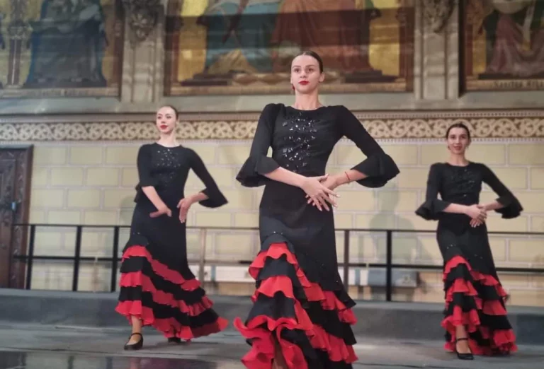Танцювальні колективи з Одеси приїхали привітати учнів