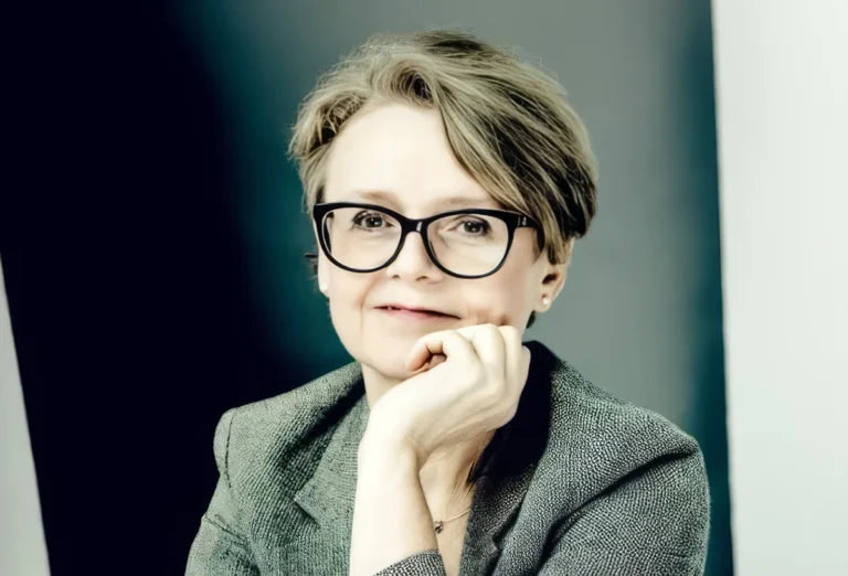 До команди журі приєднується університетська доцентка, докторка Даґмар Ґлюксам